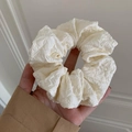 Chouchou blanc doux avec texture gaufrée 3D pour des coiffures élégantes - Texture gaufrée / Blanc