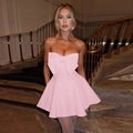 Roze strapless mini-jurk met een grote decoratieve strik en elegante A-lijn vorm - XS / Roze