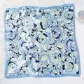 Blau-gelbes Seidensatin-Quadrat-Halstuch mit elegantem Schmetterling-Rosen-Muster - Kamelie Blau