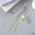 Vue détaillée du porte-clés raquette de tennis avec balle néon et cordes tressées - Vert (K4701)