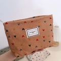 Braune Cord-Kosmetiktasche mit bunten Herzmustern und Time To Party Etikett - Braun Mit Kleinen Herzen
