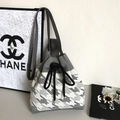 Détail du sac seau en tricot avec motif pied-de-poule et fermeture à cordon noir - Pied-de-poule Diagonal Blanc Gris