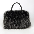 Borsa tote in ecopelliccia grigio scuro con manico rotondo in pelle e texture morbida - Nero con punte bianche