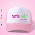 Cappellino trucker in mesh rosa e bianco con stampa bombshells e cinturino regolabile - Bianco & Rosa