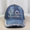 Vue détaillée du motif Stay en strass argentés sur une casquette de baseball en denim - No.18-Stay Strass-Bleu