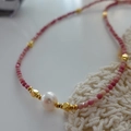 Pink gradient beaded necklace with central white pearl and faceted golden spacers - Rhodochrosite Necklace XL0169
