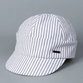 Detalle lateral de gorra de algodón a rayas con placa metálica negra de marca 'arth' - M(56-58cm) / Blanco