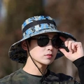 Detail eines blau-grauen Camouflage-Anglerhutes mit atmungsaktivem Netz und Kordel - Camo Blau