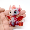 Roter und weißer Acryl Weihnachtsdrache Anhänger mit Geschenkbox und Metallperlenkette - Rot & Weiß
