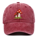 Dettaglio del ricamo a fungo e trama di cotone lavato sulla cuffia color bordeaux - Regolabile / Borgogna