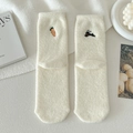 Plüschige cremefarbene Socken mit Karotten- und Hasenstickerei aus Wollmischung - Hase Karotte / Weiß