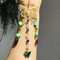 Détail d'un charme de voiture papillon doré avec perles vertes et œil protecteur bleu - Papillon Doré + Papillon (Vert)