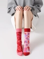 Nahaufnahme asymmetrischer Socken mit rotem Love-Text und rosa Rosenmustern für Damen - Liebesbrief Rose Stil (1067)