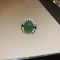 Detalle del anillo de plata con piedra ovalada verde esmeralda y pavé de circonitas - Verde