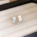 Vue macro de boucles d'oreilles dorées en nacre blanche sur un plateau en velours - 14# Tige en argent-Gourde nacre blanc doré