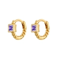 Dettaglio di orecchini a corda dorati con zircone viola quadrato e marchio Ag 925 - Oro Viola