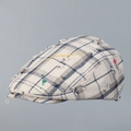 Gros plan d'une casquette plate à carreaux usée avec des taches de peinture rétro - M(56-58cm) / Blanc