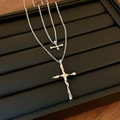 Edle silberne Kreuzanhänger-Halskette mit Hammerschlag-Struktur auf dunklem Display - 2-teiliges Set / Silber