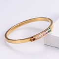 Elegante bracciale rigido aperto dorato con una fila di vivaci pietre preziose rettangolari colorate - Bracciale Color Oro Con Pietre Multicolore / Oro