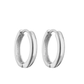 Vista dettagliata di due orecchini a cerchio in argento lucido con design rotondo - 15.5mm / Argento