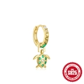 Creolen aus 925er Sterlingsilber mit goldenem Meeresschildkröten-Anhänger und bunten Zirkonia - Meeresschildkröte / Gold
