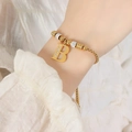 Elegante 18K vergulde titanium armband met een fonkelende diamanten letter B hanger - Gouden Armband - Letter B