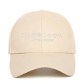 Detailansicht der beigen Baumwoll-Basecap mit japanischer Nothing Is Real Stickerei - Beige