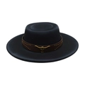 Detalle de sombrero de fieltro negro con banda de cuero y cráneo de toro de metal - Talla única / Negro (Cabeza de Toro Dorada)