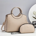 Detalle de bolso beige en piel de grano con hebilla de flor dorada y estuche pequeño - Caqui