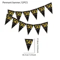 Dettaglio dello striscione con 12 bandierine nere e oro per il 50° compleanno con misure - 50° compleanno