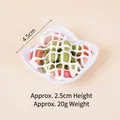 Miniatuur fruitsalade voedselmodel magneet met witte kom, lengte 4,5 cm en hoogte 2,5 cm - Groene erwten appelsalade