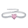 Dettaglio di un bracciale argento con zircone rosa a cuore e catena di cristalli lucenti - Bracciale