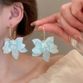 Dettaglio ravvicinato di orecchini a fiore in resina marmo azzurro con accenti oro - Stile Fiore in Acetato con Perno in Argento (75#) / Blu