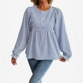 Detail van de blauw-wit gestreepte blouse met pofmouwen en ruches aan de manchetten - S / Blauw-witte strepen