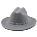 Dettaglio cappello fedora in lana grigia con nastro decorativo di strass lucenti - M (56-58cm) / Grigio chiaro