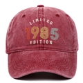 Λεπτομέρεια κεντήματος Limited 1985 Edition σε vintage πλυμένο καπέλο του μπέιζμπολ - Μπορντό 1985