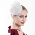 Dettaglio di un fascinator bianco con velo a rete, perle sintetiche e fiori di piume - Bianco