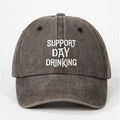 Dettaglio del ricamo bianco Support Day Drinking su cappello vintage in cotone grigio - caffè