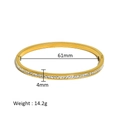 Gedetailleerd beeld van de vergulde armband met afmetingen 61mm diameter en 4mm breed - Goud met witte zirkoon