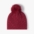 Gorro de punto rojo para invierno con rayas brillantes y un pompón grande de pelo - Rojo