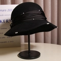 Eleganter schwarzer Glockenhut aus Wolle mit Rüschenrand, Satinband und Perlenakzenten - M (56-58cm) Verstellbar / Schwarz