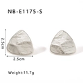 Macro detail of silver triangle earrings with leaf texture, 2.5cm size, 11.7g weight - Triangular Leaf Vein Texture / Silver (NB-E1175-S)