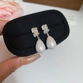 Orecchini argentati con perle a goccia in una scatola per gioielli in velluto nero - Stile 8 Perno in Argento Orecchini con Perla a Goccia Quadrata Irregolare