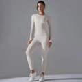 Detailopname van beige yoga-legging met hoge taille en top met lange mouwen voor fitness - S / Off-white grijs