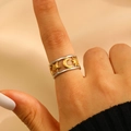 Tweekleurige brede ring met zon, maan en ster patronen in goud en zilver finish - Tweekleurige Hemelse Stijl (3254) / Tweekleurig (Goud/Zilver)