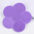 Detail van de lavendelkleurige siliconen reinigingsmat voor make-up kwasten met textuur - Paars