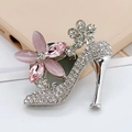 Spilla a forma di scarpa con tacco e strass, con dettaglio floreale in pietra occhio di gatto - D1901 Tacco Alto + Disco (Rosa)