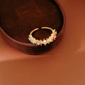 Makroaufnahme von 18k vergoldetem offenem Ring mit buntem Zirkonia-Blumencluster - Gold-Mehrfarbig
