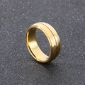 Anillo minimalista de titanio dorado martillado con línea central decorativa negra pulida - US 8 / Estilo de Decoración de Línea Negra / Color Dorado (KR108244-GC)