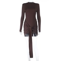 Detalle del nudo en la cintura y borlas largas de un vestido ajustado marrón oscuro - XS / Marrón